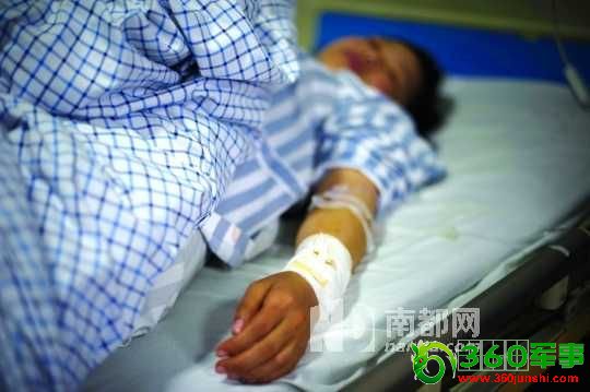 ��Ůʿ�Գ������پܾ��з������ɷ�Ź�򲢿����ֽŽ�϶����� ���Ĳ� ��